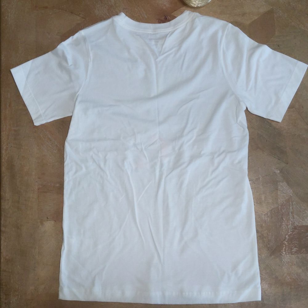 Nike Sneaker Factory Youth Unisex White Tee Shirt NWOT sz L 100% Cotton - Picture 5 of 8